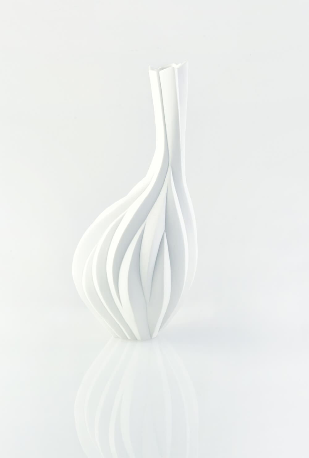 2019年5月18日から開催の「白磁の造形世界 高橋 奈己 陶展」の作品